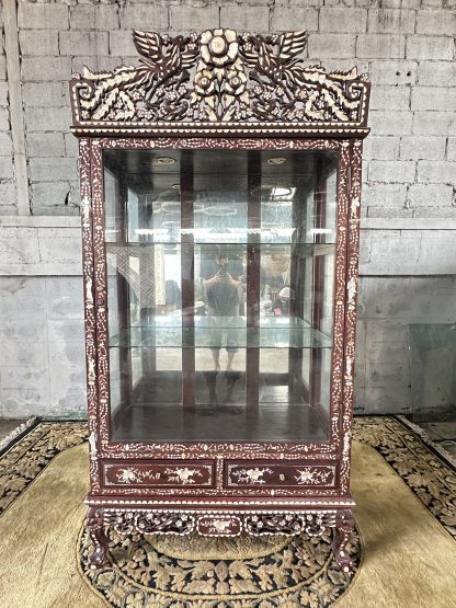 ตู้โชว์ไม้ชิงชัน 1 บานเปิดกระจก 2 ชั้นวางกระจก 2 ลิ้นชัก ลายฉลุประดับมุก
