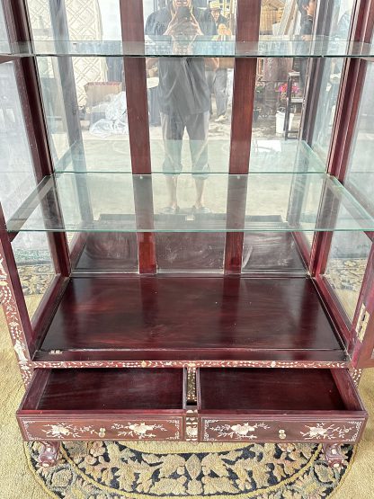 ตู้โชว์ไม้ชิงชัน 1 บานเปิดกระจก 2 ชั้นวางกระจก 2 ลิ้นชัก ลายฉลุประดับมุก