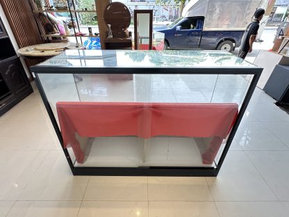 ตู้โชว์กระจก ชั้นโชว์ไม้ MDF หุ้มหนัง PU สีแดง