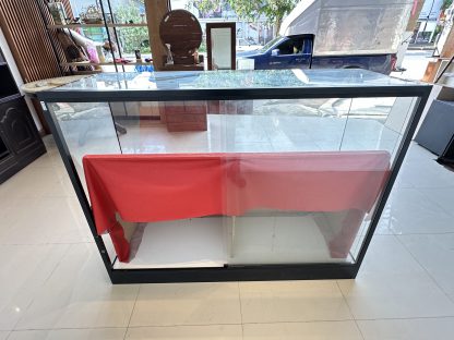 ตู้โชว์กระจก ชั้นโชว์ไม้ MDF หุ้มหนัง PU สีแดง