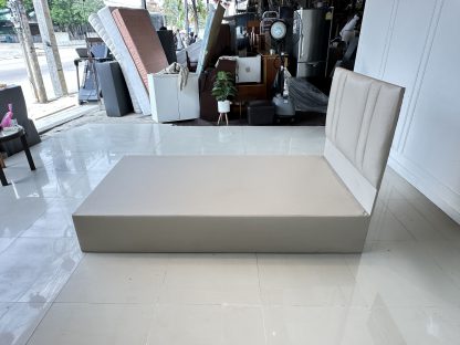 เตียง ขนาด 3.5 ฟุต ฐานและหัวเตียงหุ้มหนังผ้าไหมสีน้ำตาล