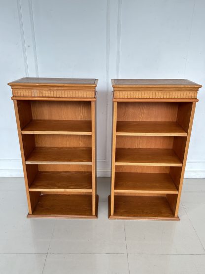 ชั้นโชว์ 4 ช่องวางของ โครงไม้จริงสีน้ำตาล