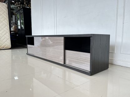ตู้วางทีวี 2 บานเลื่อน 2 ลิ้นชัก ช่องกลางมี 4 ช่อง
