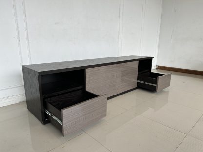 ตู้วางทีวี 2 บานเลื่อน 2 ลิ้นชัก ช่องกลางมี 4 ช่อง