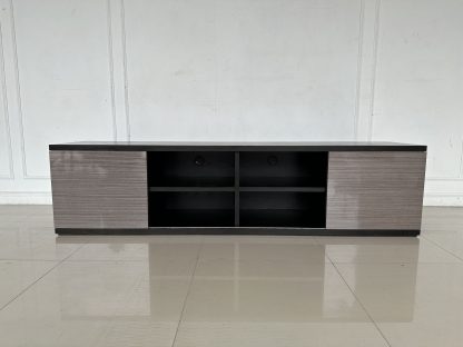 ตู้วางทีวี 2 บานเลื่อน 2 ลิ้นชัก ช่องกลางมี 4 ช่อง