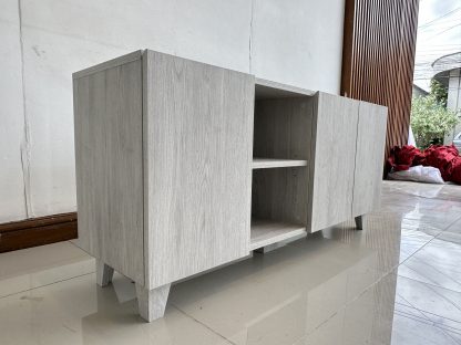 ตู้วางทีวี 3 บานเปิด โครงไม้ MDF ลายไม้สีเทา
