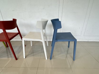เก้าอี้ แบรนด์ ACTIU (Made in Spain) วัสดุพลาสติก Polypropylene กันแสง UV ได้ Design by RAMOS BASSOLS