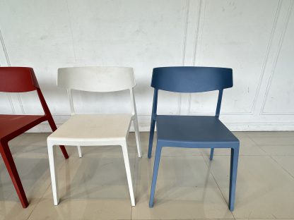 เก้าอี้ แบรนด์ ACTIU (Made in Spain) วัสดุพลาสติก Polypropylene กันแสง UV ได้ Design by RAMOS BASSOLS
