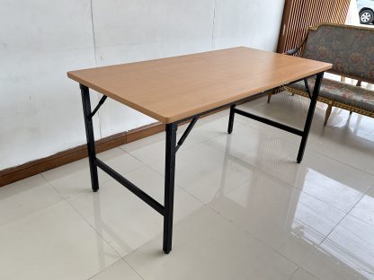 โต๊ะพับ ท็อปไม้ MDF สีน้ำตาล ขาเหล็กสีดำ