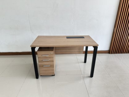 โต๊ะทำงาน ท็อปไม้ MDF สีน้ำตาล มีรางปลั๊กไฟ ขาเหล็กสีดำ พร้อมตู้โมบาย 3 ลิ้นชัก