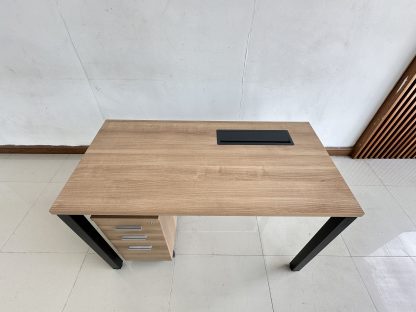 โต๊ะทำงาน ท็อปไม้ MDF สีน้ำตาล มีรางปลั๊กไฟ ขาเหล็กสีดำ พร้อมตู้โมบาย 3 ลิ้นชัก