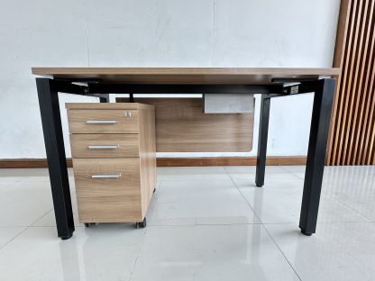 โต๊ะทำงาน ท็อปไม้ MDF สีน้ำตาล มีรางปลั๊กไฟ ขาเหล็กสีดำ พร้อมตู้โมบาย 3 ลิ้นชัก