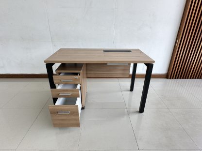 โต๊ะทำงาน ท็อปไม้ MDF สีน้ำตาล มีรางปลั๊กไฟ ขาเหล็กสีดำ พร้อมตู้โมบาย 3 ลิ้นชัก