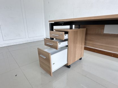 โต๊ะทำงาน ท็อปไม้ MDF สีน้ำตาล มีรางปลั๊กไฟ ขาเหล็กสีดำ พร้อมตู้โมบาย 3 ลิ้นชัก