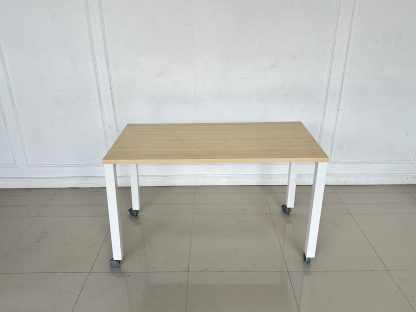 โต๊ะทำงาน ท็อปไม้ MDF สีบีชลายไม้ ขาเหล็กสีขาว ล้อเลื่อนล็อคได้