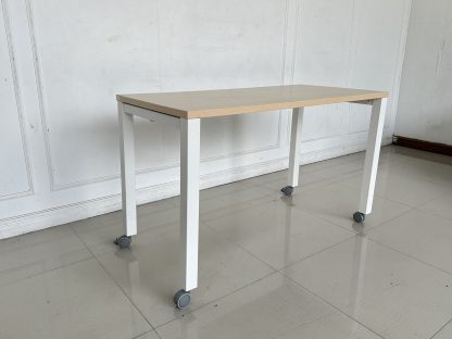 โต๊ะทำงาน ท็อปไม้ MDF สีบีชลายไม้ ขาเหล็กสีขาว ล้อเลื่อนล็อคได้