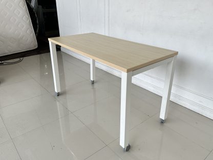 โต๊ะทำงาน ท็อปไม้ MDF สีบีชลายไม้ ขาเหล็กสีขาว ล้อเลื่อนล็อคได้