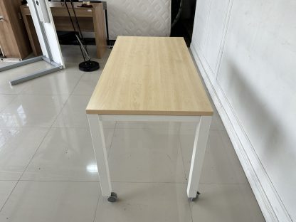 โต๊ะทำงาน ท็อปไม้ MDF สีบีชลายไม้ ขาเหล็กสีขาว ล้อเลื่อนล็อคได้