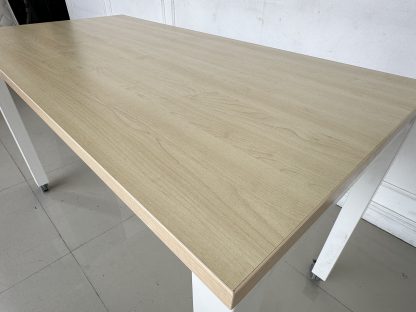 โต๊ะทำงาน ท็อปไม้ MDF สีบีชลายไม้ ขาเหล็กสีขาว ล้อเลื่อนล็อคได้