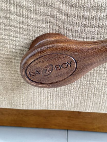 เก้าอี้ แบรนด์ LA-Z-BOY รุ่น FINNA ปรับเอนนอนได้ เบาะหุ้มผ้ากำมะหยี่สีน้ำตาล