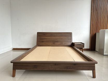 เตียง ขนาด 5 ฟุต โครงไม้ MDF สีน้ำตาลลายไม้ คานกลางเตียงเหล็ก พร้อมตู้ข้างเตียง 1 ลิ้นชัก