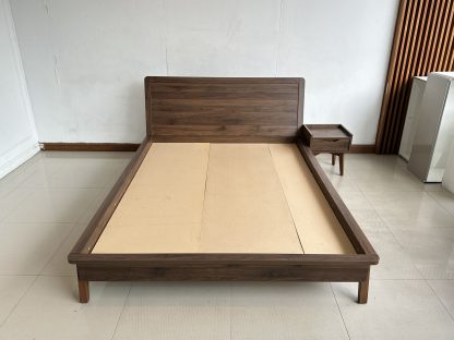 เตียง ขนาด 5 ฟุต โครงไม้ MDF สีน้ำตาลลายไม้ คานกลางเตียงเหล็ก พร้อมตู้ข้างเตียง 1 ลิ้นชัก