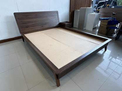 เตียง ขนาด 5 ฟุต โครงไม้ MDF สีน้ำตาลลายไม้ คานกลางเตียงเหล็ก พร้อมตู้ข้างเตียง 1 ลิ้นชัก