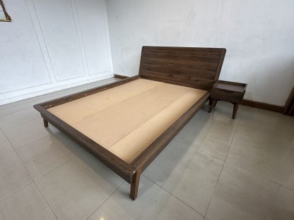 เตียง ขนาด 5 ฟุต โครงไม้ MDF สีน้ำตาลลายไม้ คานกลางเตียงเหล็ก พร้อมตู้ข้างเตียง 1 ลิ้นชัก