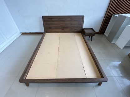 เตียง ขนาด 5 ฟุต โครงไม้ MDF สีน้ำตาลลายไม้ คานกลางเตียงเหล็ก พร้อมตู้ข้างเตียง 1 ลิ้นชัก