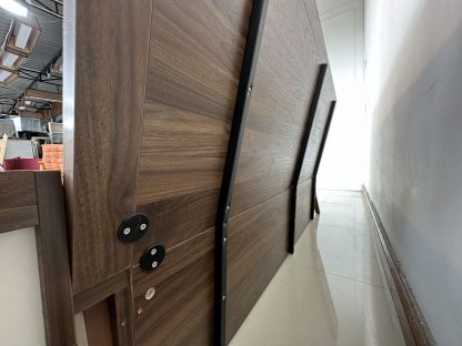 เตียง ขนาด 5 ฟุต โครงไม้ MDF สีน้ำตาลลายไม้ คานกลางเตียงเหล็ก พร้อมตู้ข้างเตียง 1 ลิ้นชัก