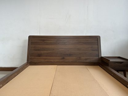 เตียง ขนาด 5 ฟุต โครงไม้ MDF สีน้ำตาลลายไม้ คานกลางเตียงเหล็ก พร้อมตู้ข้างเตียง 1 ลิ้นชัก