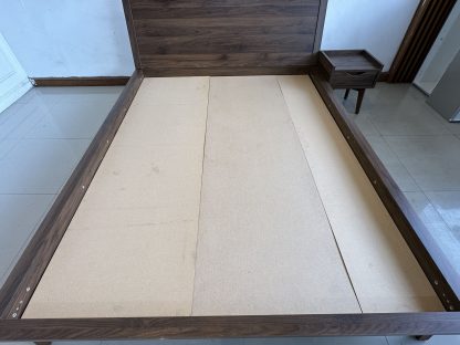 เตียง ขนาด 5 ฟุต โครงไม้ MDF สีน้ำตาลลายไม้ คานกลางเตียงเหล็ก พร้อมตู้ข้างเตียง 1 ลิ้นชัก