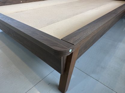เตียง ขนาด 5 ฟุต โครงไม้ MDF สีน้ำตาลลายไม้ คานกลางเตียงเหล็ก พร้อมตู้ข้างเตียง 1 ลิ้นชัก