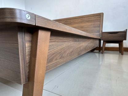 เตียง ขนาด 5 ฟุต โครงไม้ MDF สีน้ำตาลลายไม้ คานกลางเตียงเหล็ก พร้อมตู้ข้างเตียง 1 ลิ้นชัก