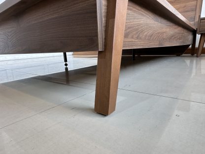 เตียง ขนาด 5 ฟุต โครงไม้ MDF สีน้ำตาลลายไม้ คานกลางเตียงเหล็ก พร้อมตู้ข้างเตียง 1 ลิ้นชัก