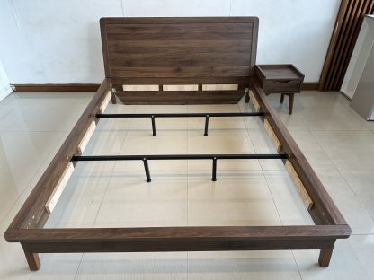 เตียง ขนาด 5 ฟุต โครงไม้ MDF สีน้ำตาลลายไม้ คานกลางเตียงเหล็ก พร้อมตู้ข้างเตียง 1 ลิ้นชัก