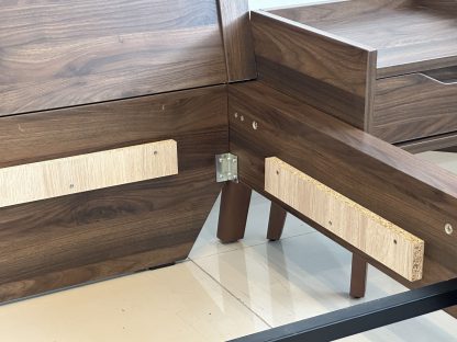 เตียง ขนาด 5 ฟุต โครงไม้ MDF สีน้ำตาลลายไม้ คานกลางเตียงเหล็ก พร้อมตู้ข้างเตียง 1 ลิ้นชัก
