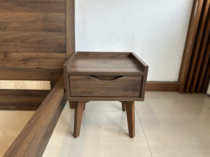 เตียง ขนาด 5 ฟุต โครงไม้ MDF สีน้ำตาลลายไม้ คานกลางเตียงเหล็ก พร้อมตู้ข้างเตียง 1 ลิ้นชัก