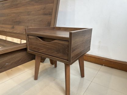 เตียง ขนาด 5 ฟุต โครงไม้ MDF สีน้ำตาลลายไม้ คานกลางเตียงเหล็ก พร้อมตู้ข้างเตียง 1 ลิ้นชัก