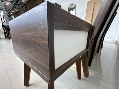 เตียง ขนาด 5 ฟุต โครงไม้ MDF สีน้ำตาลลายไม้ คานกลางเตียงเหล็ก พร้อมตู้ข้างเตียง 1 ลิ้นชัก