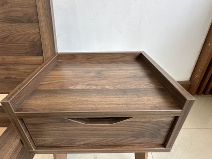เตียง ขนาด 5 ฟุต โครงไม้ MDF สีน้ำตาลลายไม้ คานกลางเตียงเหล็ก พร้อมตู้ข้างเตียง 1 ลิ้นชัก