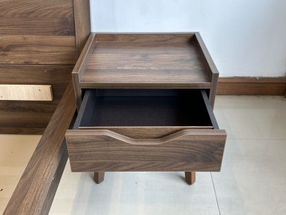เตียง ขนาด 5 ฟุต โครงไม้ MDF สีน้ำตาลลายไม้ คานกลางเตียงเหล็ก พร้อมตู้ข้างเตียง 1 ลิ้นชัก