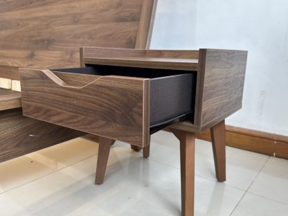 เตียง ขนาด 5 ฟุต โครงไม้ MDF สีน้ำตาลลายไม้ คานกลางเตียงเหล็ก พร้อมตู้ข้างเตียง 1 ลิ้นชัก