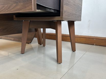 เตียง ขนาด 5 ฟุต โครงไม้ MDF สีน้ำตาลลายไม้ คานกลางเตียงเหล็ก พร้อมตู้ข้างเตียง 1 ลิ้นชัก
