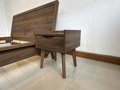 เตียง ขนาด 5 ฟุต โครงไม้ MDF สีน้ำตาลลายไม้ คานกลางเตียงเหล็ก พร้อมตู้ข้างเตียง 1 ลิ้นชัก