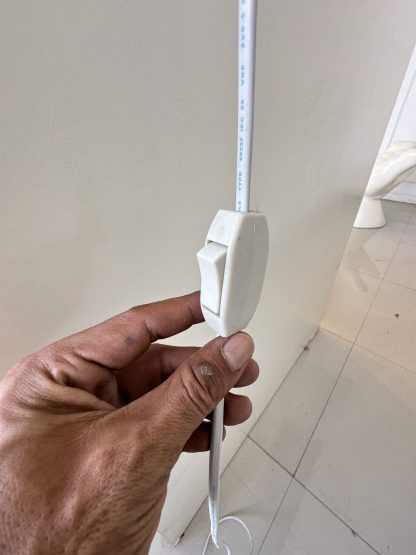 ตู้โชว์ 2 บานเปิด 2 ลิ้นชัก 4 ชั้นวาง มือจับสแตนเลส โครงไม้จริงสีขาว