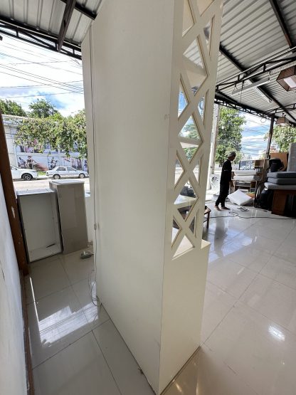 ตู้โชว์ 2 บานเปิด 2 ลิ้นชัก 4 ชั้นวาง มือจับสแตนเลส โครงไม้จริงสีขาว