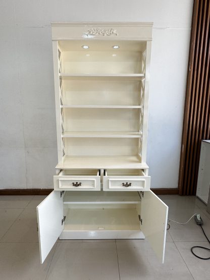 ตู้โชว์ 2 บานเปิด 2 ลิ้นชัก 4 ชั้นวาง มือจับสแตนเลส โครงไม้จริงสีขาว