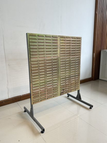 โครงเหล็กแผงแขวนกล่องอะไหล่ ปลายขาหมุนปรับความสูงได้