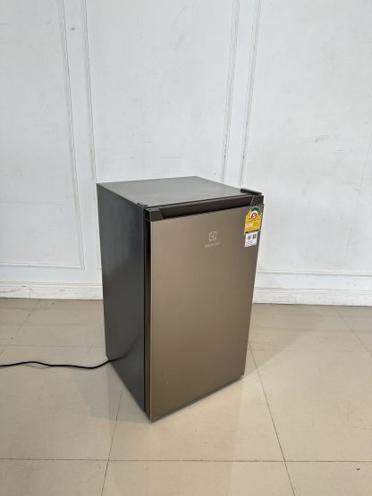 ตู้เย็นมินิบาร์ 1 ประตู แบรนด์ ELECTROLUX รุ่น EUM0930AD-TH ขนาดความจุ 3.3 คิว